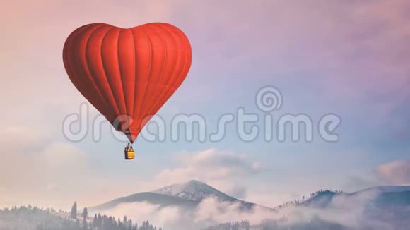 热气球红心飞翔在空中视频的预览图
