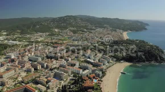 西班牙4K无人驾驶飞机夏季在地中海上空飞行视频的预览图