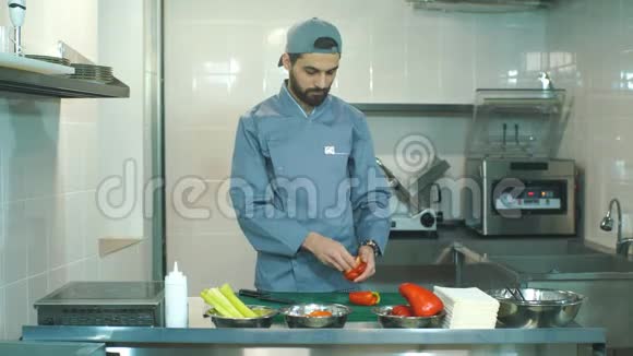 厨师在厨房切蔬菜视频的预览图