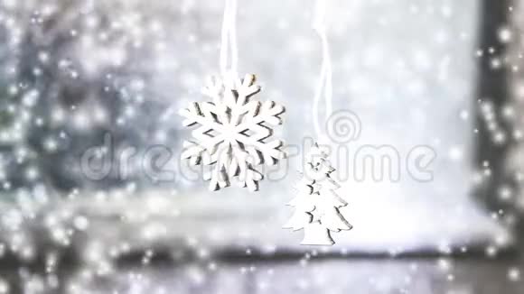 两个白色的小圣诞树玩具挂在灰色墙壁的背景上视频的预览图