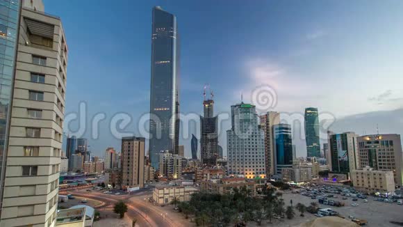 在科威特城市中心摩天大楼的天际线在黄昏时分被照亮中东科威特市视频的预览图