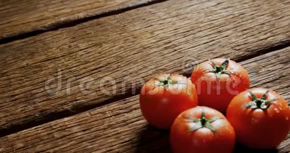 木制桌子上的新鲜西红柿4K视频的预览图