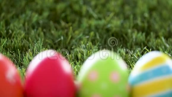 人造草上一排彩色复活节彩蛋视频的预览图