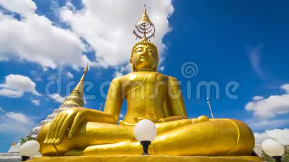 泰国清迈清业寺黄金佛像及美丽天空视频的预览图