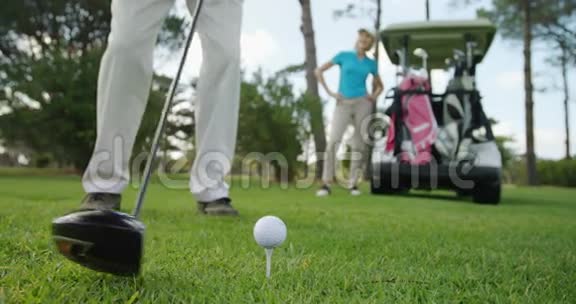 高尔夫球员一起打球视频的预览图