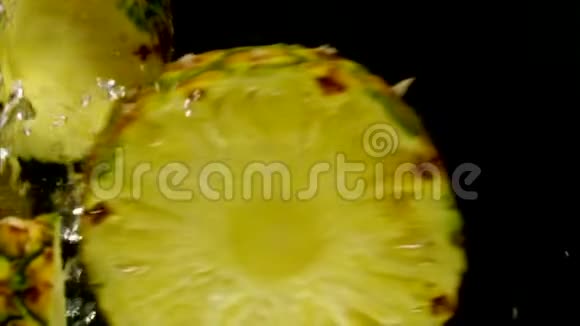 果汁菠萝掉进水里了视频的预览图