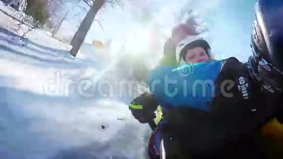 寒假期间父亲和儿子在雪橇景点视频的预览图