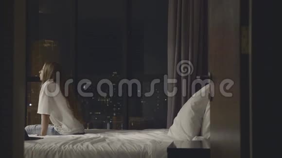 卧室里的女人视频的预览图