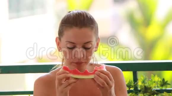 女孩吃新鲜西瓜视频的预览图