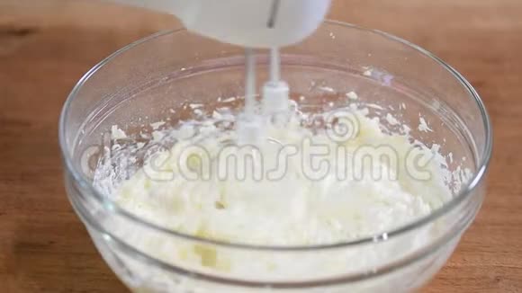 混合奶油做蛋糕混合奶油视频的预览图