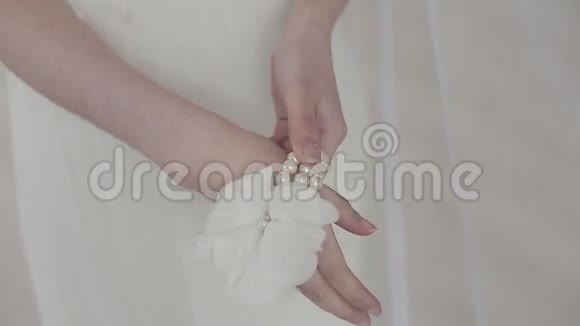 穿白色礼服的美丽新娘的手视频的预览图