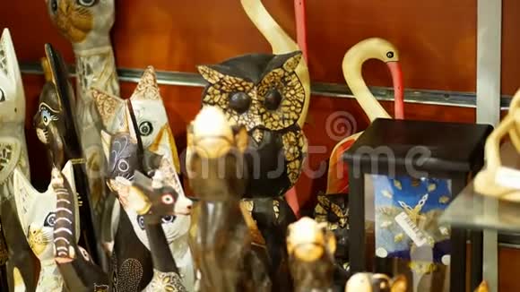 埃及HURGHADA2018年10月24日礼品店内提供由石头木头玻璃和金属制成的各种纪念品视频的预览图