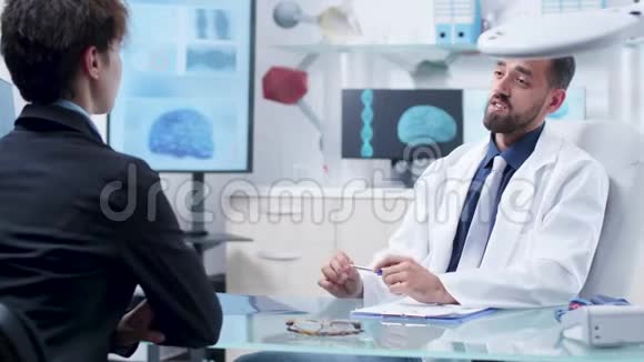 医生和病人谈话视频的预览图