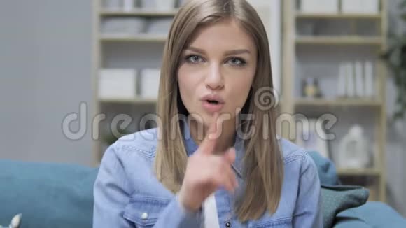 小女孩用手指在嘴唇上的沉默视频的预览图