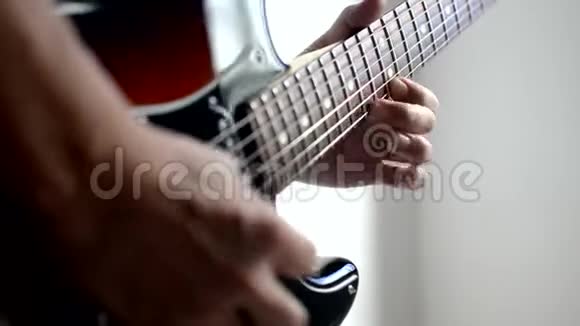 弹电吉他视频的预览图