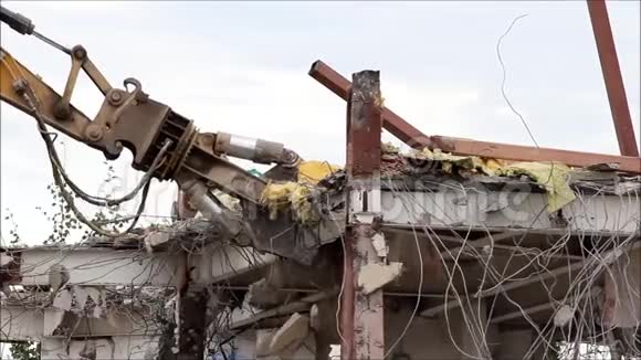 工业拆除机械破坏借助重型液压剪拆除建筑物视频的预览图