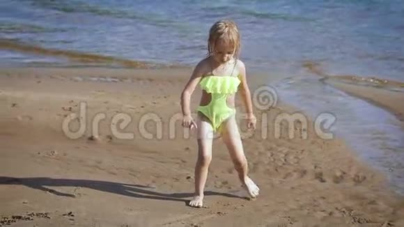 可爱的金发小女孩在湖边玩视频的预览图