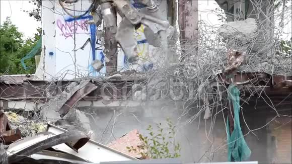 工业拆除机械破坏借助重型液压剪拆除建筑物视频的预览图