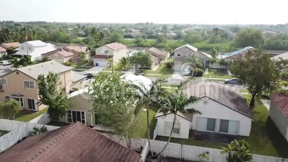 南佛罗里达郊区的房子视频的预览图