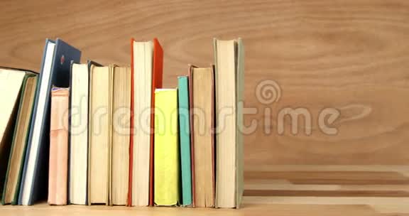 各种书籍排列在一张桌子上视频的预览图