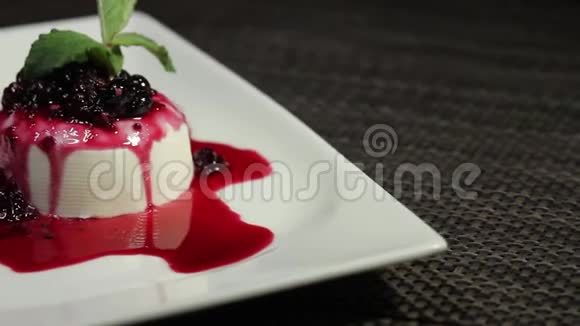白色盘子上的一块棉花蛋糕镜头在桌子上旋转视频的预览图