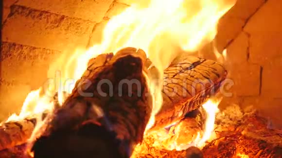 在壁炉的特写燃烧的原木火和火焰中燃烧木柴视频的预览图