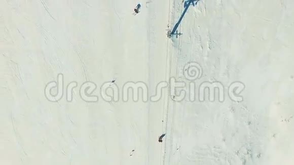 几个人骑着雪坡滑雪视频的预览图