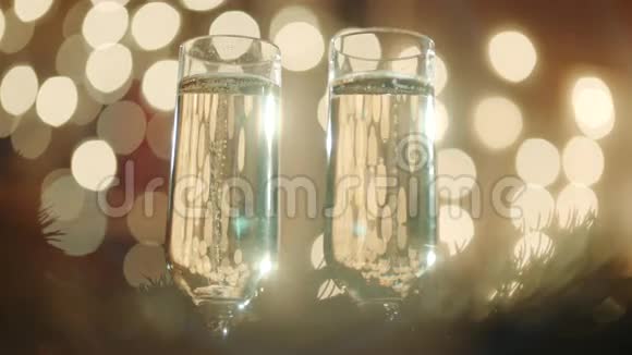 两杯香槟酒和波克灯视频的预览图