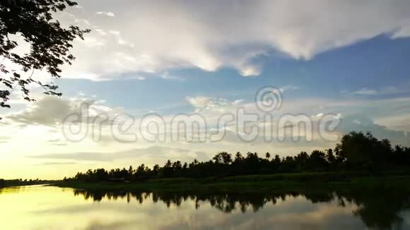 泰国河流上空日落自然绿野时间推移视频的预览图