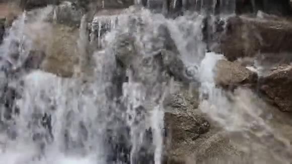 山谷中的瀑布视频的预览图