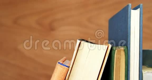 各种书籍排列在一张桌子上视频的预览图