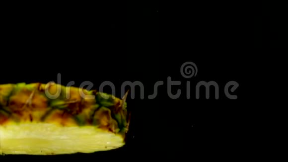 果汁菠萝掉进水里了视频的预览图
