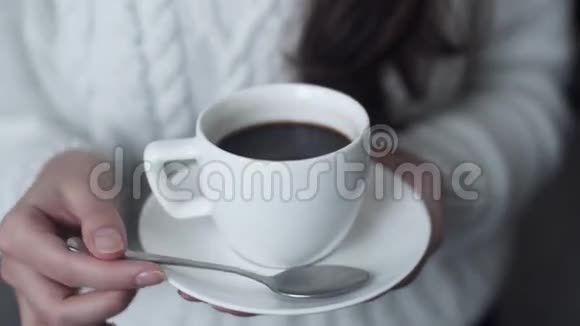 在白色背景下用咖啡防止勺子糖视频的预览图