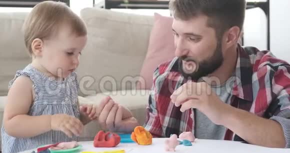 父亲和女儿在玩塑料视频的预览图