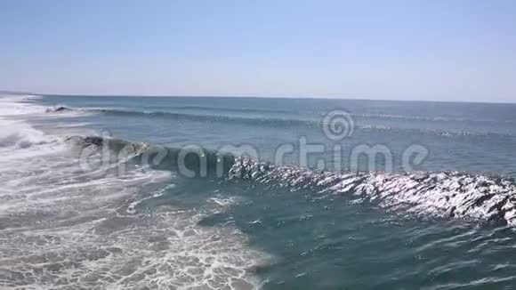 海浪在海洋中撞击视频的预览图