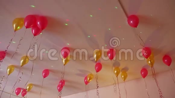 红色气球黄色挂在节日的天花板上视频的预览图