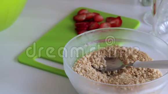 做甜点的原料饼干面包屑草莓和奶油视频的预览图