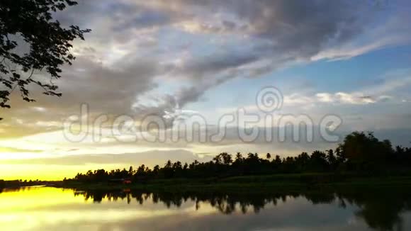 泰国河流上空日落自然绿野时间推移视频的预览图
