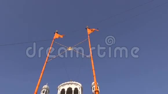 印度阿姆利则金寺中带有刀剑符号的锡克旗视频的预览图