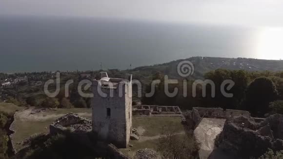 阳光明媚的夏日阿那科比亚要塞和黑海令人叹为观止的景色视频的预览图