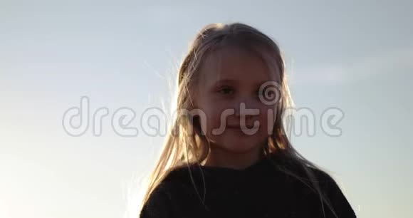 日落时一个可爱女孩的肖像视频的预览图