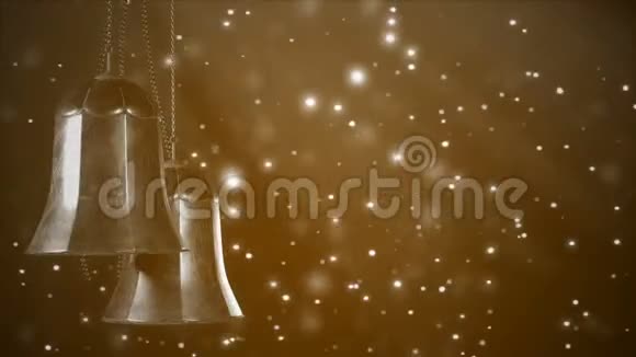 两个旋转的金色圣诞钟与闪光的背景无缝环3D译文视频的预览图