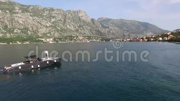 新婚夫妇在船上在黑山的游艇上举行婚礼新娘视频的预览图