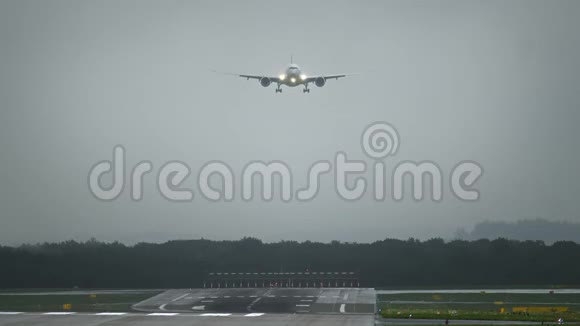 商务飞机凌晨抵达机场视频的预览图