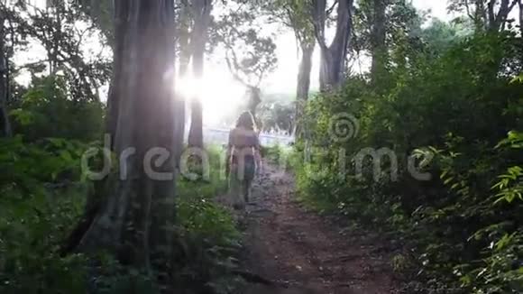 女人带着背包在丛林里旅行视频的预览图