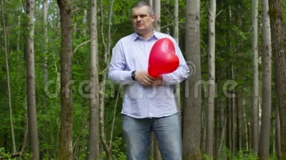 带着红色气球的人视频的预览图