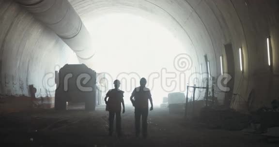 大型隧道施工项目中的工人视频的预览图