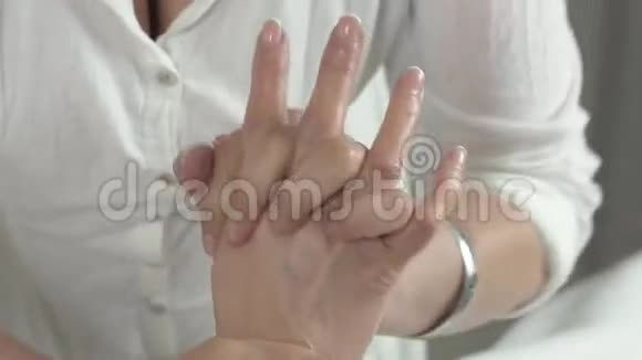 在美容院为成年妇女做右手按摩视频的预览图