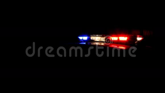 警察的车灯在晚上视频的预览图