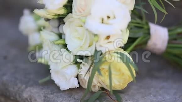 岩石上的玫瑰和桉树的新娘花束婚礼视频的预览图